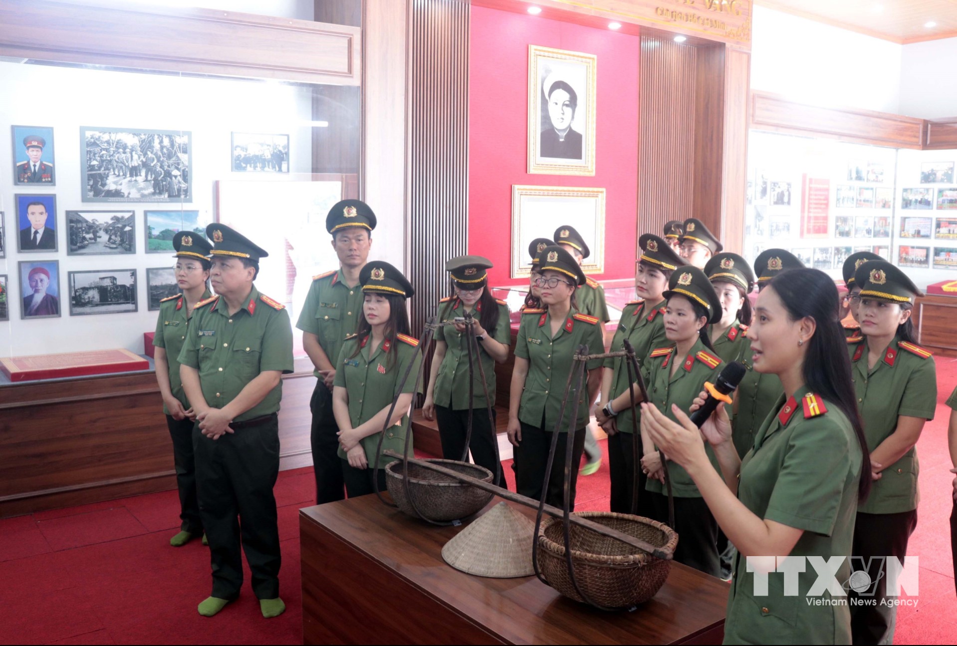 Cục Ngoại tuyến (Bộ Công an) tổ chức chương trình sinh hoạt chính trị tại Khu lưu niệm Anh hùng liệt sĩ Công an nhân dân Bùi Thị Cúc, tại xã Xuân Trúc. (Ảnh: Đinh Văn Nhiều/TTXVN)
